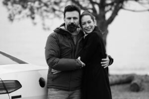 Yağmur Özbasmacı Mermer Instagram - Sevgili başkomiserim; gömleğini bir gün bile istemeden giymedim.🤍Tüm ekip ve oyuncu arkadaşlarım; iyi ki beraber düştük tuzağa. Yine olsa yine düşerim. seviyorum merkez. 🌼 #tuzak