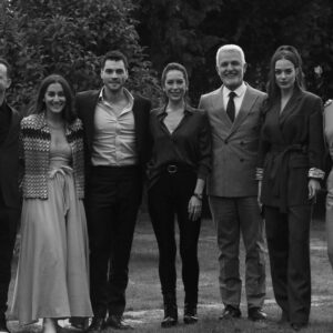 Yağmur Özbasmacı Mermer Instagram - Sevgili başkomiserim; gömleğini bir gün bile istemeden giymedim.🤍Tüm ekip ve oyuncu arkadaşlarım; iyi ki beraber düştük tuzağa. Yine olsa yine düşerim. seviyorum merkez. 🌼 #tuzak