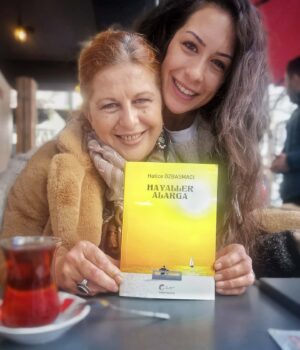 Yağmur Özbasmacı Mermer Instagram - Annesiyle gurur duyan bir kız çocuğuyum bugün.🌻Annem her şeyden korkar gibi görünür ama tanıdığım en cesur insandır aslında. Keşke ona çeksem dediğim o kadar çok yönü var ki.  Ben annemi bildim bileli ingilizce ders kitabı yazar. Şimdi de raflarda bir romanı var benimkinin❤️.. İyi ki varsın anne! iyi ki dünyaya o muhteşem yeşil gözlerle bakıyosun! iyi ki bu kadar cesursun! artık dünyada çakılı bi çivin var. Keşke senin için şahane şeyler gerçekleştirebilsem. Seni seviyorum. Annemin ilk romanı 'Hayaller Alarga' dost kitabevi ve kırmızı kedi kitabevi raflarında yerini aldı. Aynı zamanda idefix, kitapyurdu ya da @galeatiyayincilik 'dan online sipariş verebilirsiniz. 🙋🏻‍♀️