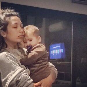 Yağmur Özbasmacı Mermer Instagram - Dünyanın dönüştüğü şeyden hepinizin yerine korkuyorum teyzeciğim. Doğumlar ölümlere karışıyor bu sıra. Her şey de birbirine karışıyor zaten. Ama sonra poğaça ayaklı biri kucağıma geliyor, annem bir mum üflüyor; dünya bi süreliğine yeniden güzel. 🫶
