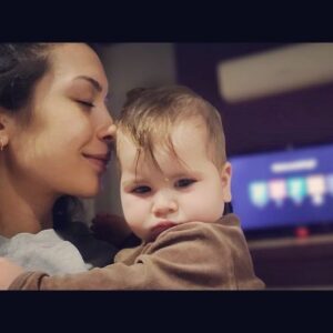 Yağmur Özbasmacı Mermer Instagram - Dünyanın dönüştüğü şeyden hepinizin yerine korkuyorum teyzeciğim. Doğumlar ölümlere karışıyor bu sıra. Her şey de birbirine karışıyor zaten. Ama sonra poğaça ayaklı biri kucağıma geliyor, annem bir mum üflüyor; dünya bi süreliğine yeniden güzel. 🫶