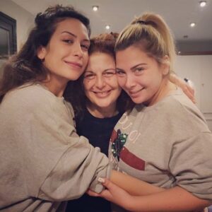 Yağmur Özbasmacı Mermer Instagram - Dünyanın dönüştüğü şeyden hepinizin yerine korkuyorum teyzeciğim. Doğumlar ölümlere karışıyor bu sıra. Her şey de birbirine karışıyor zaten. Ama sonra poğaça ayaklı biri kucağıma geliyor, annem bir mum üflüyor; dünya bi süreliğine yeniden güzel. 🫶