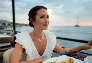 Yağmur Özbasmacı Mermer Instagram - Nasıl büyük gelirdi 30 yaşındaki insanlar eskiden.. Burnumda hala çocukluğumdaki anların kokusu varken o kadar uzaklaşmış olamazmışım.. Bir daha gelmeyecek olanı seviyorum. Gördüm; hiçbir şey umduğum kadar iyi ya da korktuğum kadar kötü değil.. İyi ki doğdum mu bilmem ama, buralarda olduğum için mutluyum 🌿