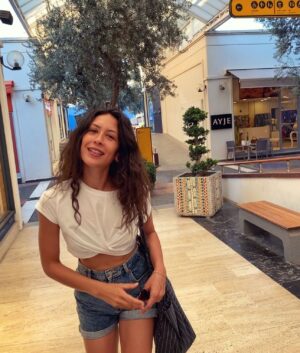 Yağmur Özbasmacı Mermer Instagram - bilmemkaçbinadımattığımızbirgün.🌿