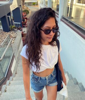 Yağmur Özbasmacı Mermer Instagram - bilmemkaçbinadımattığımızbirgün.🌿