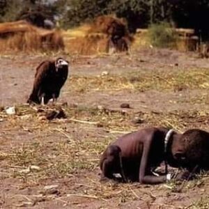 Yama Laurent Instagram - #Lhumanité
Cette photo d’un vautour attendant patiemment que la petite soudanaise sévèrement affamée rende l’âme a été prise par Kevin Carter qui par la suite a gagné le Prix Pulitzer pour cette photo ; mais voilà il n’a vécu que quelques mois après cette supposée reconnaissance parce que ce dernier a plongé dans une dépression aiguë qui l’a conduit à sa mort.
À vrai dire il était en train de savourer mondialement son exploit de magazines en magazines , de télés en télés .
Sa dépression a commencé juste après un des programmes télé où on autorise les téléspectateurs d’appeler en direct , c’est ainsi qu’une personne  a appelé et lui a demandé ceci :”Qu’en est- il de la petite? Qu’ est - elle devenue?”
Il a répondu ceci:”Je n’ ai pas attendu pour savoir la suite j’avais un vol à prendre juste après.”
La personne au bout du fil répliqua: “Je vous dis ceci alors ,il y avait 2 vautours ce jour là un avait une caméra.”
Les Paroles de cet inconnu devenues un écho permanent dans son esprit le conduisit à la dépression puis enfin au suicide.

Kevin Carter serait peut être ,en ce moment en vie si seulement il avait récupéré la petite-fille et la remettre au centre de ration alimentaire des Nations Unies qu’elle essayait faiblement d’atteindre. Cela aurait été un double exploit pour lui n’est ce pas!!!????
Quelque soit ce que nous entreprenons ou les buts que nous voulons atteindre laissons notre humanisme s’exprimer d’abord avant ce qu’on ce gagnerait de la situation.
Restons humains devant toute situation.
*💦* Pensons aux images avant les photos *💦*🤔🤔🤔