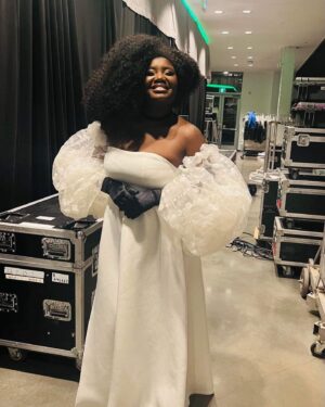 Yama Laurent Instagram - 🎤 faire mon métier préféré 🎤
#Sanda
✨🤎💃🏽
#ChanteuseQuebec
#chanteuse 
#zenith #emission #zenith