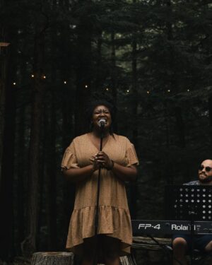 Yama Laurent Instagram - Dans la forêt amadouage🍃🌱🪵🌿

J’ai célébré l’amour dans toute sa splendeur, 
J’ai vu sourire des cœurs
J’ai festoyé en pleure -

J’ai fait ma chanteuse et ma diseuse 
sauté dans une salade méticuleuse 
J’ai fait Yama et jsuisrestée des heures
-
Je ne sais pour vous ,mais j’adore trop le moment où ils disent “Oui “et l’attente “du feu-vert “
pour donner un baiser à des lèvres habituées -

Longue vie aux tourtereaux 👩‍❤️‍👨
#Phil #Sophie
#qwartz 

✨🫶🏽🤎🫶🏽✨🤎✨🤎✨
📸  @olitakesshots