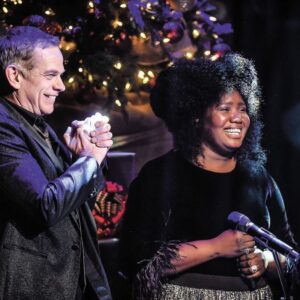 Yama Laurent Instagram - Noël avec vous , Noël pour vous , Un sapin doux , chante mon Ami Garou🥰🥰🥰🥰🌿🎄🎄🎄🎄. Que la fête continue 🌸🌸💐💐💐💐🌷🌷🌸🌸💐🎁🎁🎉🎉🎉🎁🎁🎁🎁🎁🎁 Un spectacle de famille à partager 🎄🎅🏾🎅🏾🎅🏾🎅🏾🎅🏾