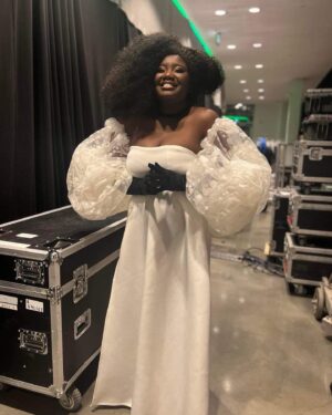 Yama Laurent Instagram - 🎤 faire mon métier préféré 🎤
#Sanda
✨🤎💃🏽
#ChanteuseQuebec
#chanteuse 
#zenith #emission #zenith