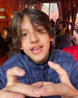 Yamaris Latorre Instagram - ¡Detengan todo lo que están haciendo!! Hoy cumple mi Nacho.✨Mi amooor. Wow!!! Qué rápido pasa el tiempo. ¡16! ¡Un joven maravillosooo!! Divertido, con un sentido del humor espectacular, familiar,  excelente amigo,  de gran bondad y nobleza en su corazón, inteligente, creativo, amante y protector del mundo animal (pregúntenle a Pelusa 🐶) y la naturaleza,  dibujante natural y apasionado del diseño, responsable, resiliente, el más cool de los hermanos, primo, nieto y extraordinario hijo. ¡Que tu trayecto esté lleno de las mejores aventuras, paz y felicidad!!! Te Amamos ¡Felicidadeeeees! 🎉💜
@franciscomoris65 @ignacio_4ndres