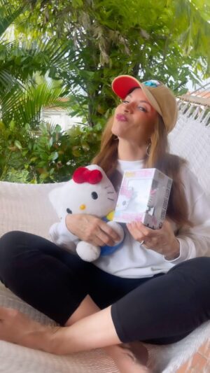 Yamaris Latorre Instagram - Siempre he considerado una bobería comprar o coleccionar juguetes o cosas relacionadas a mi infancia… hasta que descubrí que es terapéutico para mi niña interior😂😂😂😂💜😻
#devezencuando
#Boberías
#Terapia
#niñainterior
#Kitty
#HelloKitty