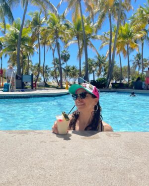 Yamaris Latorre Instagram - ¡Lindo sábado! 🍹🌴🍍🧢 Con mi gorra favorita en mi isla favorita 🇵🇷
