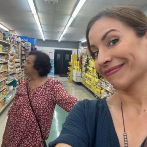 Yamaris Latorre Instagram - La llevo a pasear y…chévere, pero lo mejor de su día es el supermercado🙄😂
Favor de notar su pose😜😂
#MiMamita💜