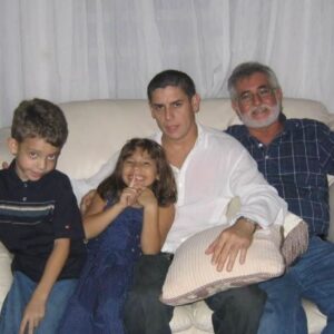 Yamaris Latorre Instagram - Un día como hoy se detuvo tu historia en este plano… desde entonces he tenido que volver a aprender a respirar… te amo hermano… nos vemos en la playa del infinito💜