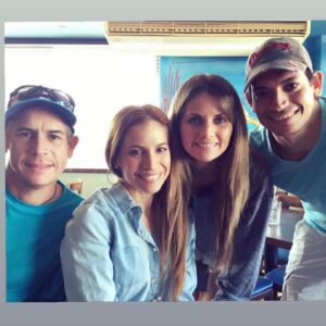 Yamaris Latorre Instagram - Un día como hoy se detuvo tu historia en este plano… desde entonces he tenido que volver a aprender a respirar… te amo hermano… nos vemos en la playa del infinito💜
