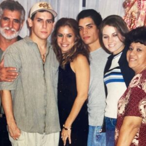 Yamaris Latorre Instagram - Un día como hoy se detuvo tu historia en este plano… desde entonces he tenido que volver a aprender a respirar… te amo hermano… nos vemos en la playa del infinito💜