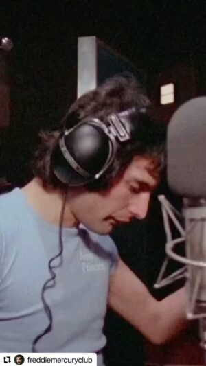 Yamaris Latorre Instagram - ¡Un ícono! Escucha a Freddie y todos los duros🔥en: “Los 80 a las 12” por @magic973fm 💜 ¡Vamos a almorzar música 🎵 de los ochenta!!!!!
#freddiemercury 
#SomosMagic
#tuvidaenmúsica 
Vía: @freddiemercuryclub
