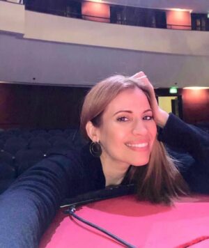 Yamaris Latorre Instagram - ¡Feliz Día Mundial del Teatro!!!! 🎭
… “El arte no se expresa provocando que todo sea igual, por el contrario, nos muestra nuestras diferencias (…) Es tan simple como que la guerra y el arte son opuestos, como la guerra y la paz son opuestos. El Arte es paz.”

—-Mensaje del dramaturgo noruego John Fosse en el Día Mundial del Teatro 2024
📸👉