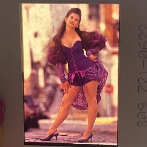 Yamaris Latorre Instagram - #Tbt- No, no es un traje de rumbera, es mi traje de ‘Senior Prom’ 😂 Me encontré estos negativos 🎞️ y tuve que compartirlos. Para todas las chicas que están hasta finales de junio en sus senior prom, recuerden que las fotos duran muchos años ja ja 😅 Wow! yo juraba que acababa… 😂 Me gustaba tanto que hasta una sesión de fotos profesionales me hice con el querido @eduardoperezstudio. ¡Que vivan los 90’ !!!! 💜