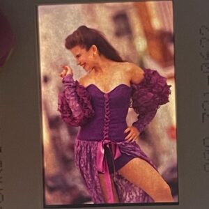 Yamaris Latorre Instagram - #Tbt- No, no es un traje de rumbera, es mi traje de ‘Senior Prom’ 😂 Me encontré estos negativos 🎞️ y tuve que compartirlos. Para todas las chicas que están hasta finales de junio en sus senior prom, recuerden que las fotos duran muchos años ja ja 😅 Wow! yo juraba que acababa… 😂 Me gustaba tanto que hasta una sesión de fotos profesionales me hice con el querido @eduardoperezstudio. ¡Que vivan los 90’ !!!! 💜