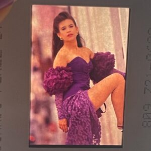 Yamaris Latorre Instagram - #Tbt- No, no es un traje de rumbera, es mi traje de ‘Senior Prom’ 😂 Me encontré estos negativos 🎞️ y tuve que compartirlos. Para todas las chicas que están hasta finales de junio en sus senior prom, recuerden que las fotos duran muchos años ja ja 😅 Wow! yo juraba que acababa… 😂 Me gustaba tanto que hasta una sesión de fotos profesionales me hice con el querido @eduardoperezstudio. ¡Que vivan los 90’ !!!! 💜