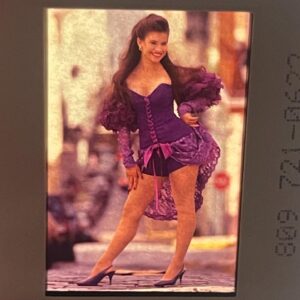 Yamaris Latorre Instagram - #Tbt- No, no es un traje de rumbera, es mi traje de ‘Senior Prom’ 😂 Me encontré estos negativos 🎞️ y tuve que compartirlos. Para todas las chicas que están hasta finales de junio en sus senior prom, recuerden que las fotos duran muchos años ja ja 😅 Wow! yo juraba que acababa… 😂 Me gustaba tanto que hasta una sesión de fotos profesionales me hice con el querido @eduardoperezstudio. ¡Que vivan los 90’ !!!! 💜