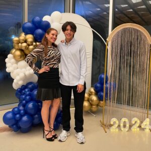 Yamaris Latorre Instagram - NO, no es graduando… ¡faltan par de años!! 🥹 Pero fue su pase de grado y no dejaba de pensar en cuánto ha crecido. 💫En la ceremonia reconocieron sus valores, los mismos que veo en él todos los días y por los que rezo que continúen en su corazón. Te Amo hijo. 💜 Felicidades a todo tu grupo y los graduandos de tu escuela!!! ¡Que vivan los estudiantes!!! ¡Que maravilla y que suerte que te dejen ir en  tenis 👟😂!!!!