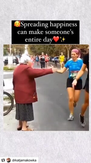 Yamaris Latorre Instagram - ¿Quién es la persona que te choca la mano en tu camino? 💜💫🙌✨ 
………..
Vía #drkatjamakowka