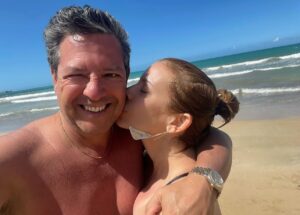 Yamaris Latorre Instagram - ¡Feliz cumpleaños a la bondad hecha persona! ¡Mi futbolista favorito!!!! El padre más amoroso. El esposo más paciente. El amigo más leal. El vecino más gufiao. Trabajador,  súper ‘host’… en fin… en lo que es malo es poniéndose sunblock😂 Te amo… 💜🎈🎁🎉🎊🥳🙌🫶 Te mereces todo lo bueno…😍