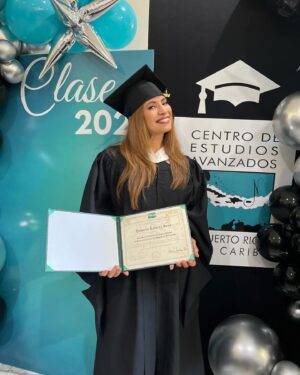 Yamaris Latorre Instagram - Termine clases en el 2022. La tesina en el 2023. Pero los actos de graduación fueron hoy.  Me celebro… 🎉este proyecto personal coincidió con uno de los momentos más difíciles de mi vida.  Gracias Francisco, Ignacio y Ale…Tres amores incondicionales… (INCONDICIONALES) que aportaron y apoyaron abriendo camino… Los Amo 😍 
Papi nunca me pidió títulos de nada, pero esto se lo dedico a el… por hacerme enojar desde mi adolecencia cada vez que - mientras yo estaba llena de libretos y libros que estudiar- el  me ponía un reportaje, un artículo, un libro sobre mi cama y luego me decía: léelo, para discutirlo después 🤓😳 Me quedé con ganas de analizar y discutir muchos libros más contigo, pero de alguna u otra forma, siempre te encuentro en los personajes y las historias que leo… ✨💫 Sabes que fui a la graduación para reencontrarme contigo. Siempre estuviste… siempre estas… 💜⭐️🌟 ¡Felicidades a todos mis compañeros graduados!!!
@franciscomoris65 
@ceaprc