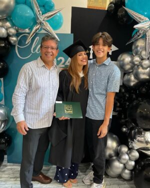 Yamaris Latorre Instagram - Termine clases en el 2022. La tesina en el 2023. Pero los actos de graduación fueron hoy.  Me celebro… 🎉este proyecto personal coincidió con uno de los momentos más difíciles de mi vida.  Gracias Francisco, Ignacio y Ale…Tres amores incondicionales… (INCONDICIONALES) que aportaron y apoyaron abriendo camino… Los Amo 😍 
Papi nunca me pidió títulos de nada, pero esto se lo dedico a el… por hacerme enojar desde mi adolecencia cada vez que - mientras yo estaba llena de libretos y libros que estudiar- el  me ponía un reportaje, un artículo, un libro sobre mi cama y luego me decía: léelo, para discutirlo después 🤓😳 Me quedé con ganas de analizar y discutir muchos libros más contigo, pero de alguna u otra forma, siempre te encuentro en los personajes y las historias que leo… ✨💫 Sabes que fui a la graduación para reencontrarme contigo. Siempre estuviste… siempre estas… 💜⭐️🌟 ¡Felicidades a todos mis compañeros graduados!!!
@franciscomoris65 
@ceaprc