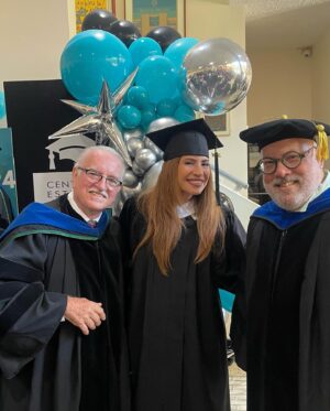 Yamaris Latorre Instagram - Termine clases en el 2022. La tesina en el 2023. Pero los actos de graduación fueron hoy.  Me celebro… 🎉este proyecto personal coincidió con uno de los momentos más difíciles de mi vida.  Gracias Francisco, Ignacio y Ale…Tres amores incondicionales… (INCONDICIONALES) que aportaron y apoyaron abriendo camino… Los Amo 😍 
Papi nunca me pidió títulos de nada, pero esto se lo dedico a el… por hacerme enojar desde mi adolecencia cada vez que - mientras yo estaba llena de libretos y libros que estudiar- el  me ponía un reportaje, un artículo, un libro sobre mi cama y luego me decía: léelo, para discutirlo después 🤓😳 Me quedé con ganas de analizar y discutir muchos libros más contigo, pero de alguna u otra forma, siempre te encuentro en los personajes y las historias que leo… ✨💫 Sabes que fui a la graduación para reencontrarme contigo. Siempre estuviste… siempre estas… 💜⭐️🌟 ¡Felicidades a todos mis compañeros graduados!!!
@franciscomoris65 
@ceaprc