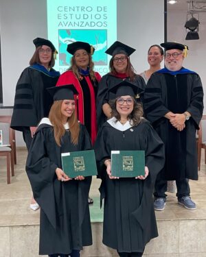 Yamaris Latorre Instagram - Termine clases en el 2022. La tesina en el 2023. Pero los actos de graduación fueron hoy.  Me celebro… 🎉este proyecto personal coincidió con uno de los momentos más difíciles de mi vida.  Gracias Francisco, Ignacio y Ale…Tres amores incondicionales… (INCONDICIONALES) que aportaron y apoyaron abriendo camino… Los Amo 😍 
Papi nunca me pidió títulos de nada, pero esto se lo dedico a el… por hacerme enojar desde mi adolecencia cada vez que - mientras yo estaba llena de libretos y libros que estudiar- el  me ponía un reportaje, un artículo, un libro sobre mi cama y luego me decía: léelo, para discutirlo después 🤓😳 Me quedé con ganas de analizar y discutir muchos libros más contigo, pero de alguna u otra forma, siempre te encuentro en los personajes y las historias que leo… ✨💫 Sabes que fui a la graduación para reencontrarme contigo. Siempre estuviste… siempre estas… 💜⭐️🌟 ¡Felicidades a todos mis compañeros graduados!!!
@franciscomoris65 
@ceaprc