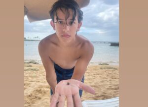 Yamaris Latorre Instagram - Hermano… hoy me fui al mar 🌊 a recordarte… las olas te regresaron a nosotros… hablamos de ti y te vimos en todo… en los cobitos, en los buzos y en ese olor salado que te encantaba tanto. Que bueno que cumplimos años el mismo día… celebrándome …te celebro… 💜🍾🎂✨🥳🎈🎊💫🙌🙏🏻