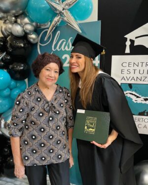 Yamaris Latorre Instagram - Termine clases en el 2022. La tesina en el 2023. Pero los actos de graduación fueron hoy.  Me celebro… 🎉este proyecto personal coincidió con uno de los momentos más difíciles de mi vida.  Gracias Francisco, Ignacio y Ale…Tres amores incondicionales… (INCONDICIONALES) que aportaron y apoyaron abriendo camino… Los Amo 😍 
Papi nunca me pidió títulos de nada, pero esto se lo dedico a el… por hacerme enojar desde mi adolecencia cada vez que - mientras yo estaba llena de libretos y libros que estudiar- el  me ponía un reportaje, un artículo, un libro sobre mi cama y luego me decía: léelo, para discutirlo después 🤓😳 Me quedé con ganas de analizar y discutir muchos libros más contigo, pero de alguna u otra forma, siempre te encuentro en los personajes y las historias que leo… ✨💫 Sabes que fui a la graduación para reencontrarme contigo. Siempre estuviste… siempre estas… 💜⭐️🌟 ¡Felicidades a todos mis compañeros graduados!!!
@franciscomoris65 
@ceaprc