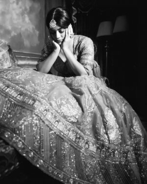 Yamini Bhaskar Instagram - Me at this point of week 🙇‍♀️

@basusutirtha 
@bombaebyaisha 
@makeup_by_kaushik 

#kolkata #shoot #instagood #instagram #photogram #black