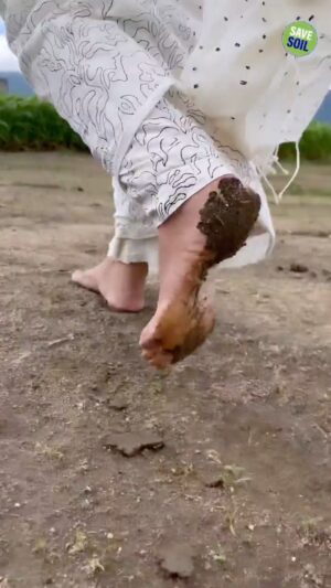 Yamini Bhaskar Instagram - ```Can't Counter The Black Majestic Beauty Of Mahadeva, So surrendering to The Soil His feet Walked Upon🍃

Walk with @sadhguru in saving the soil for future generations 
@consciousplanet 
#savesoil #consciousplanet