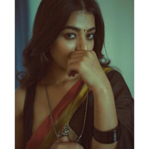 Yamini Bhaskar Instagram - 🖤

@weareretrospection 
@thimmappa180 
@_sushma_madishetty_ 

#saree #sareelove #black #shoot