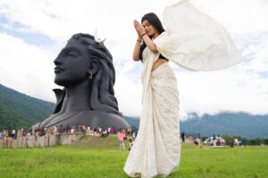 Yamini Bhaskar Instagram - Bowing down to the only one , who lives in the hearts of all ✨
Mahadeva 🔱
.
.
#adiyogi #shiva #mahadeva #ishafoundation #sadhguru