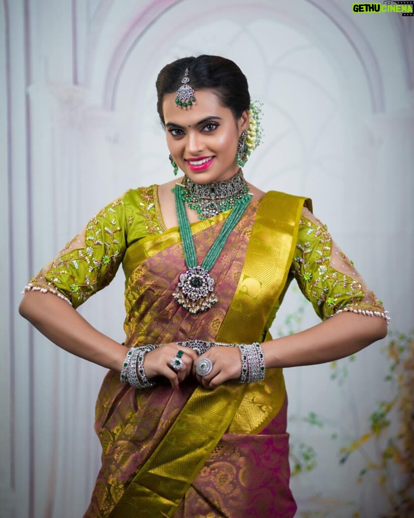 Yamuna Chinnadurai Instagram - Vijay Tv Zee Tamil channel famous actress 🥰 Engagement makeover INFRAME @yamuna__chinnadurai MUA @junai_makeover_artistry VC @d_studiophotography Jewellery @vinodevbridaljewellery Blouse @av_designerboutique #engaged💍 #engaged #weddingphoto #justmarried #weddingideas #weddingphotographer #shesaidyes #bridetobe #instabride #engagementphotoshoot