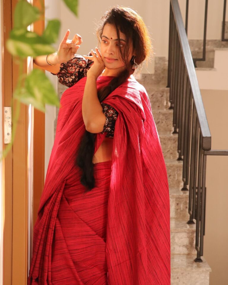 Yamuna Chinnadurai Instagram - Selaiyum Ravikaiyum the saree made with love Saree : Chettinad cattom. Pink with black stripes Blouse : kalakari Price : 1499 shipping Dm for orders or buy through our website Website link in bio www.selaiyumravikaiyum.com #selaiyumravikaiyum #yamunachinnadurai #onlinestore #website #instagramreels #instagramreels