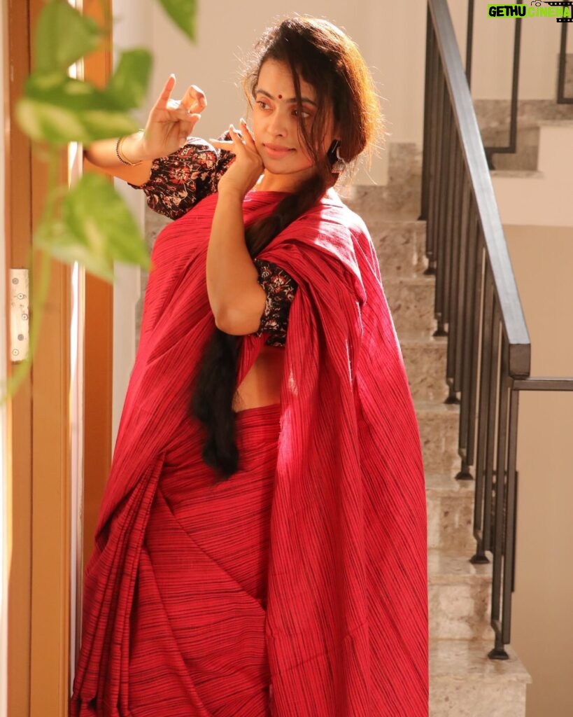 Yamuna Chinnadurai Instagram - Selaiyum Ravikaiyum the saree made with love Saree : Chettinad cattom. Pink with black stripes Blouse : kalakari Price : 1499 shipping Dm for orders or buy through our website Website link in bio www.selaiyumravikaiyum.com #selaiyumravikaiyum #yamunachinnadurai #onlinestore #website #instagramreels #instagramreels