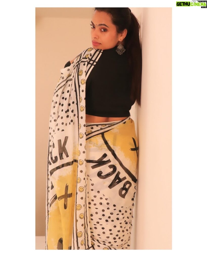 Yamuna Chinnadurai Instagram - Linen blended mul mul Saree @selaiyum_ravikaiyum Dm for more details Purchase www.selaiyumravikaiyum.com #mulmulsaree #smile😊 #onlinestore