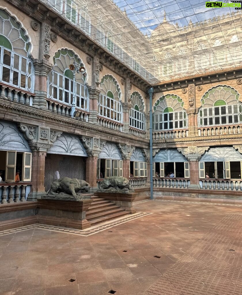 Yamuna Chinnadurai Instagram - In side of the palace with Mysore maharani 🤪 #mysore #mysorepalace #mysoretourism