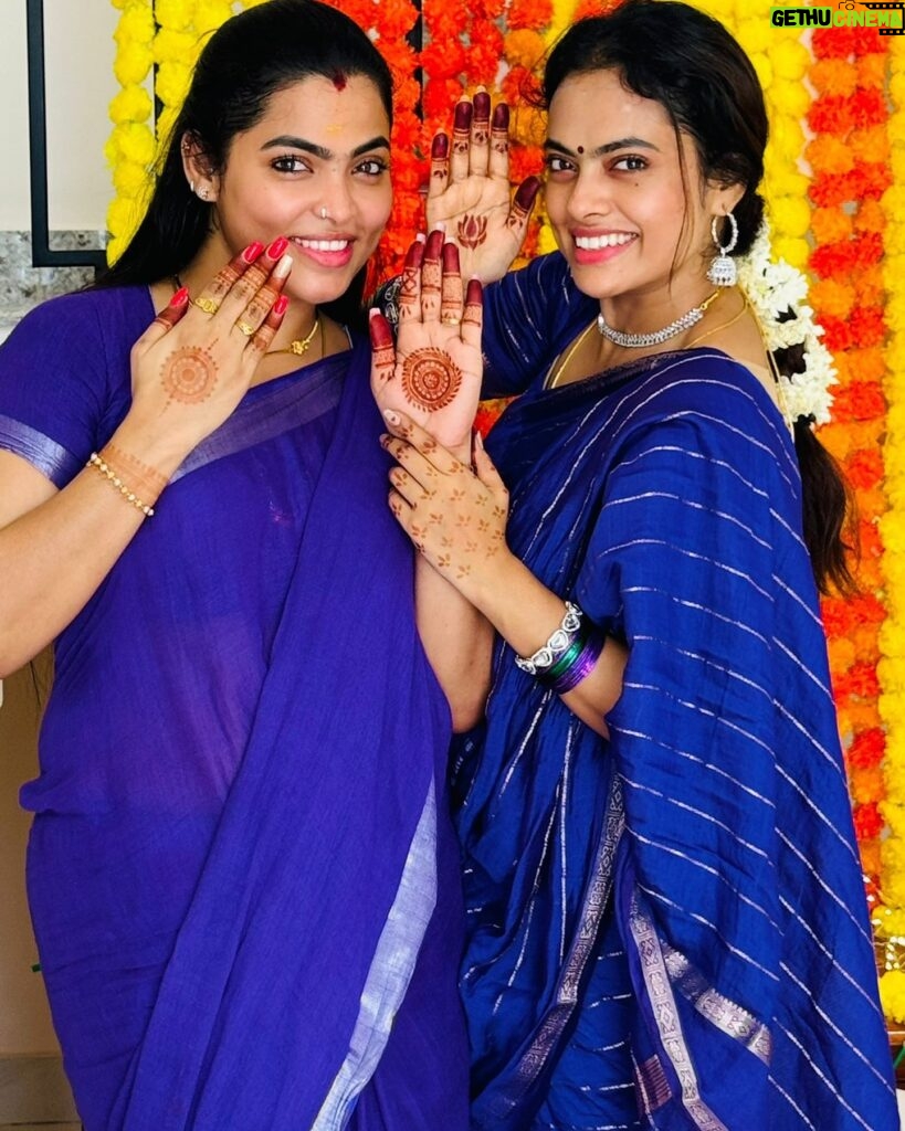 Yamuna Chinnadurai Instagram - The happy faces Mehandhi @uthrasri_mehandi_art_official Saree @selaiyum_ravikaiyum