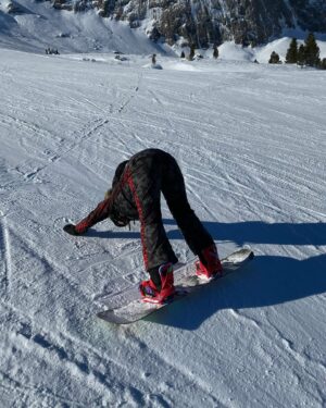 Yana Churikova Instagram - 🏔️Листай и почувствуй энергию гор! Последнее фото в карусели заряжено на удачу!
⠀
Пока только мечтаю о каникулах в горах, собрала фотки с разных склонов разных лет.
⠀
🏂С Всемирным днем сноубординга, товарищи!
⠀
Кто какие горы узнал?
⠀
Кто и где уже  катнул в этом сезоне?
⠀
Рассказывайте в комментах! 🔽