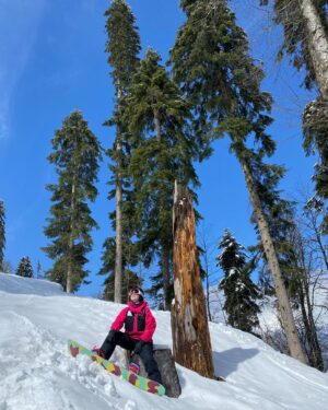Yana Churikova Instagram - 🏔️Листай и почувствуй энергию гор! Последнее фото в карусели заряжено на удачу!
⠀
Пока только мечтаю о каникулах в горах, собрала фотки с разных склонов разных лет.
⠀
🏂С Всемирным днем сноубординга, товарищи!
⠀
Кто какие горы узнал?
⠀
Кто и где уже  катнул в этом сезоне?
⠀
Рассказывайте в комментах! 🔽