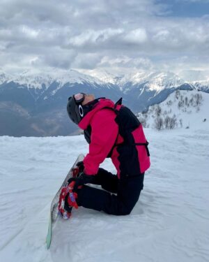 Yana Churikova Instagram - 🏔️Листай и почувствуй энергию гор! Последнее фото в карусели заряжено на удачу!
⠀
Пока только мечтаю о каникулах в горах, собрала фотки с разных склонов разных лет.
⠀
🏂С Всемирным днем сноубординга, товарищи!
⠀
Кто какие горы узнал?
⠀
Кто и где уже  катнул в этом сезоне?
⠀
Рассказывайте в комментах! 🔽