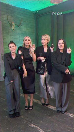 Yana Churikova Instagram - Лайк, если помнишь эту песню на MTV👍🏼 

Золотой состав группы @strelkiofficial 

@svetlanagera 
@kattstrelka 
@margo_strelki 

8 октября девчонки - в составе 12 Злобных Зрителей, в первом выпуске трилогии к 25-летию MTV Россия